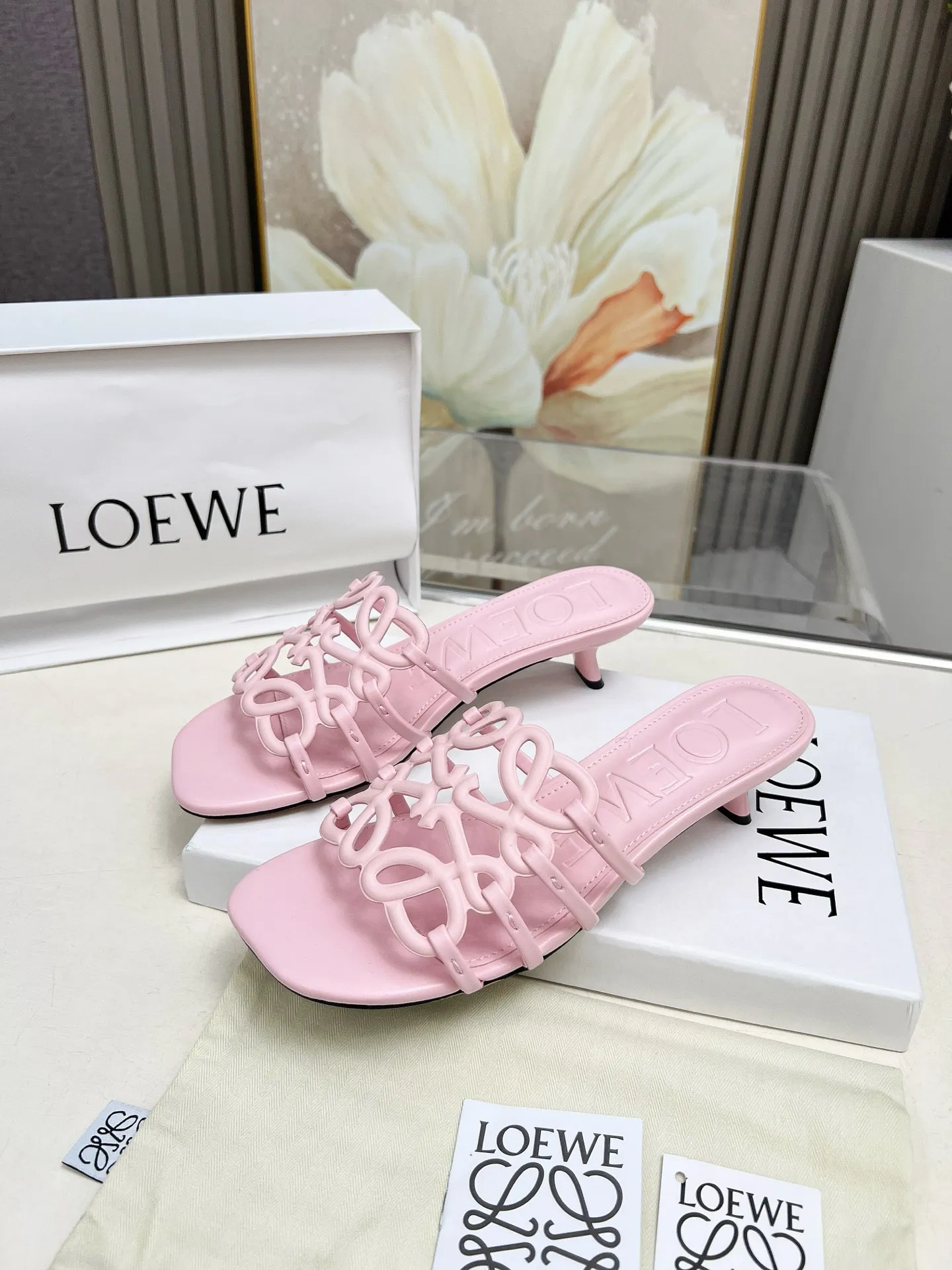 👟👟Ex-factory price 500👟👟 LOEWE 2025 SS summer limited edition hollow slippers, it is a very comprehensive noble fashion brand, highly recommended to all little fairies.   1⃣️Material: Imported cowhide 2⃣️Inner lining: Imported Italian lambskin, super soft and delicate 3⃣️Outsole: Imported Italian original original color genuine leather outsole Heel height 4.5 4⃣️Code number: 35 to 39 (40.41.42.43. Customized)